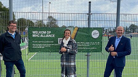 Wethouder Sjaak Struijf (rechts) op bezoek bij hockeyclub Alliance