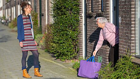 vrouw brengt boodschappen voor een ander