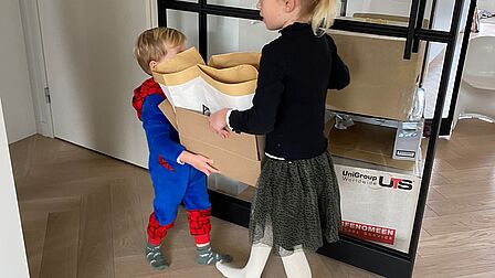 2 kinderen houden een doos vast