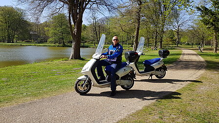 Handhaver op scooter