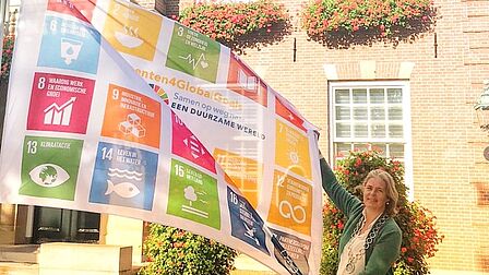 Burgemeester Astrid Nienhuis hijst de SDG-vlag